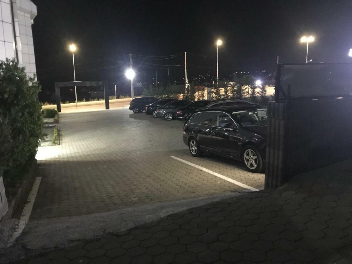 Hotelwhite Gjilan Esterno foto